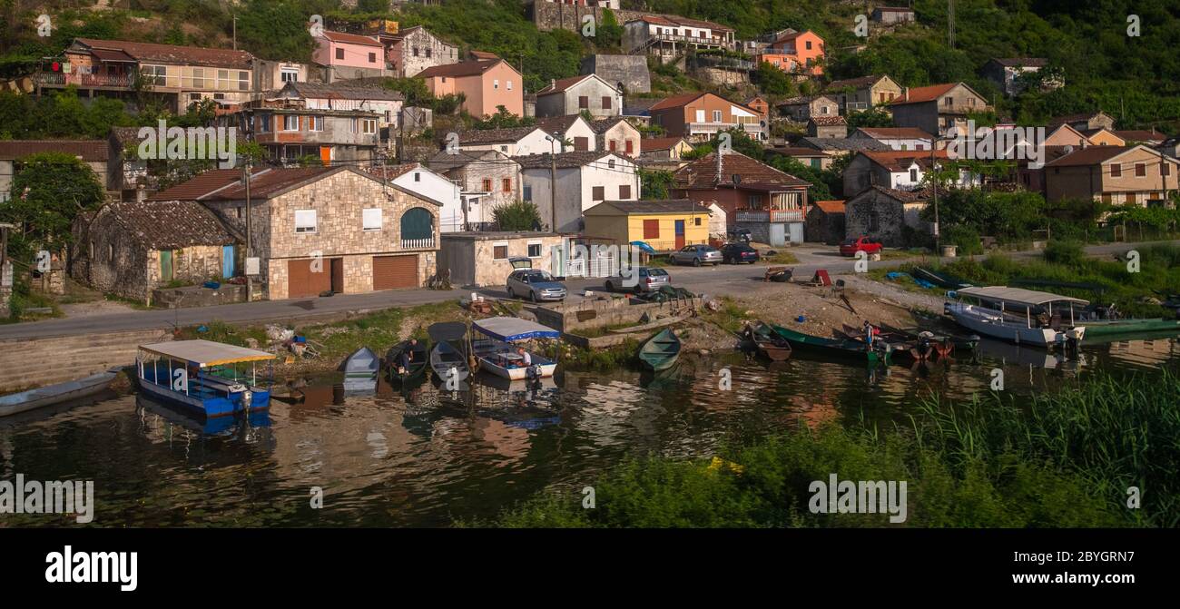 Un piccolo villaggio su una collina vicino ad un lago in Montenegro Foto Stock