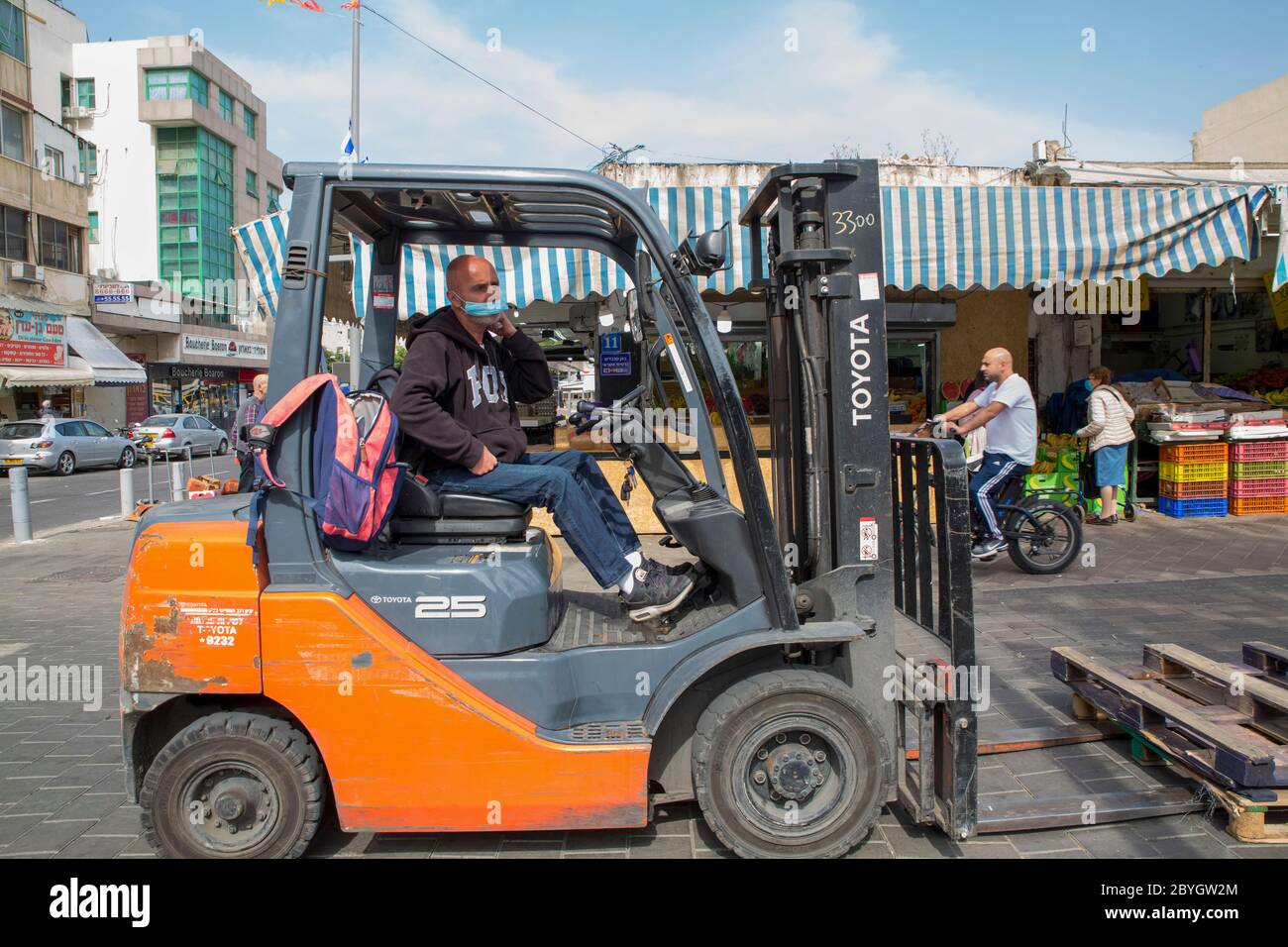 Lo scoppio del COVID-19 ha costretto i governi di tutto il mondo a imporre una quarantena civile. Ne sono scaturite strade vuote e luoghi pubblici Foto Stock