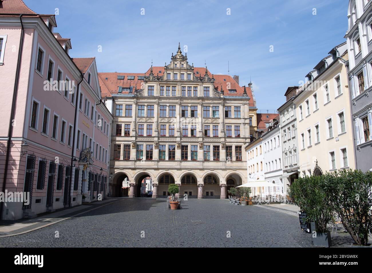 09 giugno 2020, Sassonia, Görlitz: Vista sull'Untermarkt fino al municipio. L'Untermarkt è il mercato principale della città vecchia di Görlitz. Gli edifici del tardo gotico, rinascimentale e barocco fiancheggiano la grande piazza quasi quadrata. La torre alta 60 metri del municipio sul lato ovest si erge sopra l'insieme. Foto: Sebastian Kahnert/dpa-Zentralbild/ZB Foto Stock