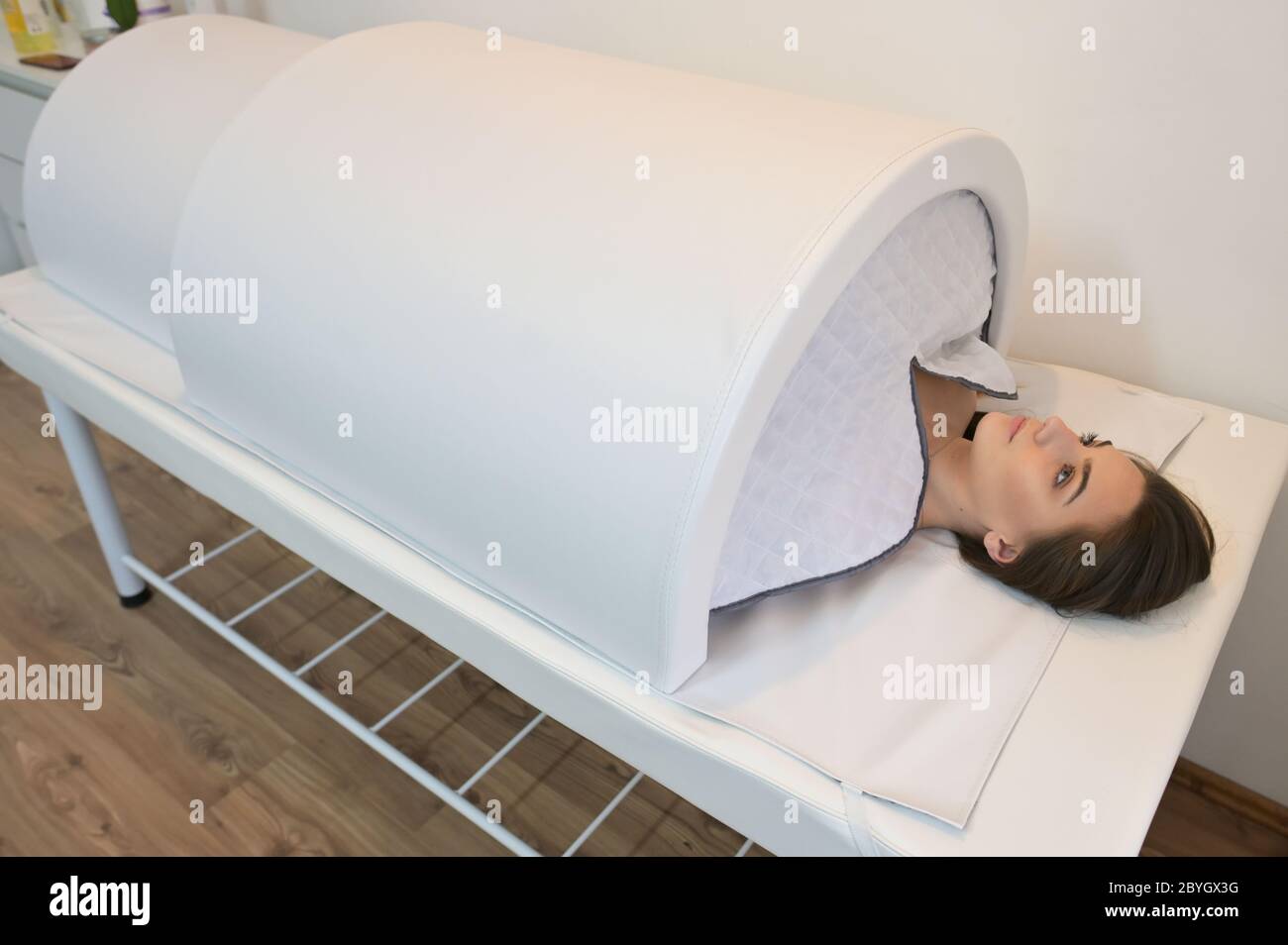Tunnel termico a infrarossi per dimagrire i terapisti del corpo Foto stock  - Alamy
