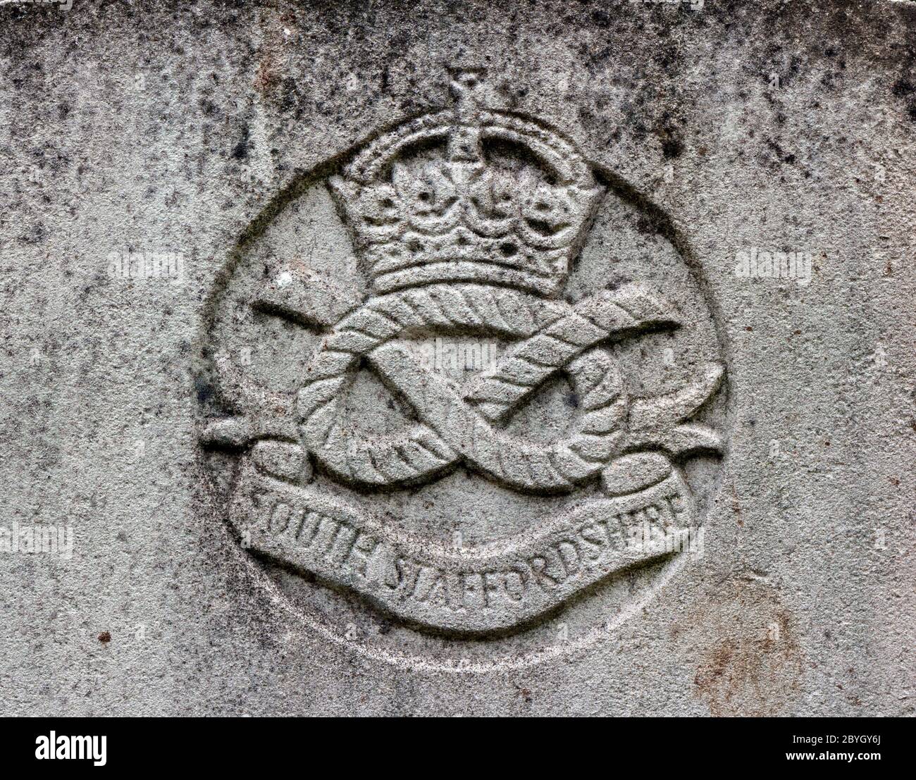 Il Regiment dello Staffordshire meridionale si è cresta su una tomba di guerra, nel Regno Unito Foto Stock