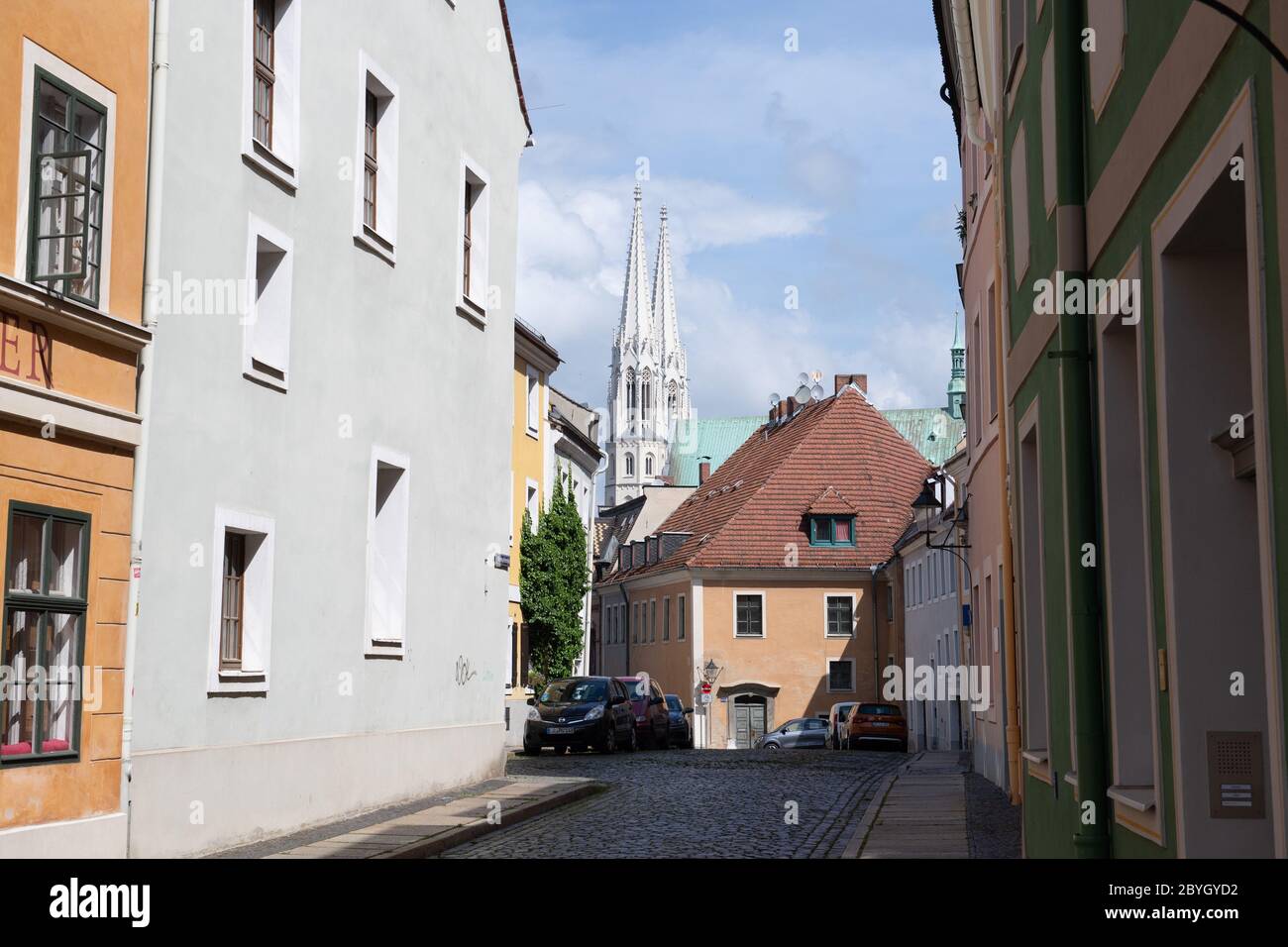 09 giugno 2020, Sassonia, Görlitz: La chiesa parrocchiale di San Pietro e Paolo dietro edifici residenziali. E' probabilmente la chiesa più antica della città, che ha avuto origine da una chiesa del castello del 11 ° secolo. L'edificio, chiamato anche Peterskirche, fu ricostruito nel periodo gotico dal 1423 in poi in una possente chiesa a cinque navate. La Görlitz Peterskirche è la più grande e più antica chiesa di questo tipo in Sassonia e divenne il modello per tutte le strutture successive. Foto: Sebastian Kahnert/dpa-Zentralbild/ZB Foto Stock