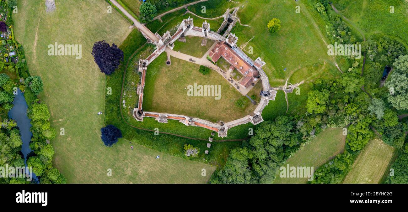 La foto aerea del 9 giugno mostra il Castello di Framlingham a Suffolk, reso famoso dal Castello di ed Sheeran sulla collina e riaprirà il mese prossimo dopo il blocco. Le immagini aeree mostrano il castello di ed Sheeran sulla collina mentre l'attrazione turistica si prepara a riaprire il mese prossimo. I turisti potranno presto prenotare i biglietti per visitare il castello di Framlingham a Suffolk, attualmente chiuso a causa della pandemia del coronavirus. L'attrazione del patrimonio inglese sta introducendo un sistema di biglietteria per limitare il numero di visitatori e aiutare a mantenere i visitatori al sicuro. Il castello del 12 ° secolo è costituito da una tenda Foto Stock