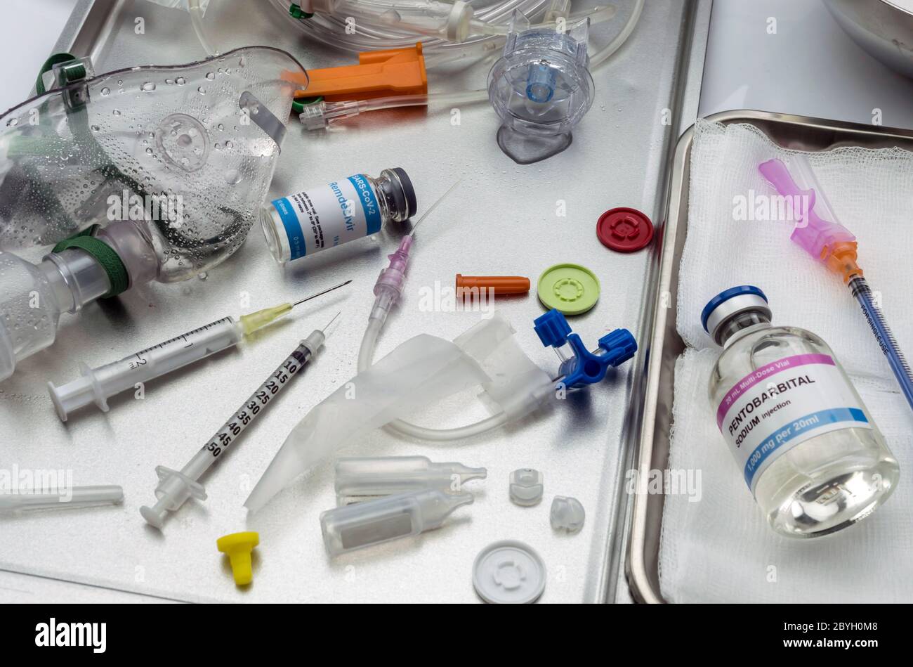 Farmaco usato senza successo con il farmaco antivirale di Redemsivir in pazienti infettati da sars-Cov-2, fiala con sodio pentobarbitale, idea concettuale, Foto Stock