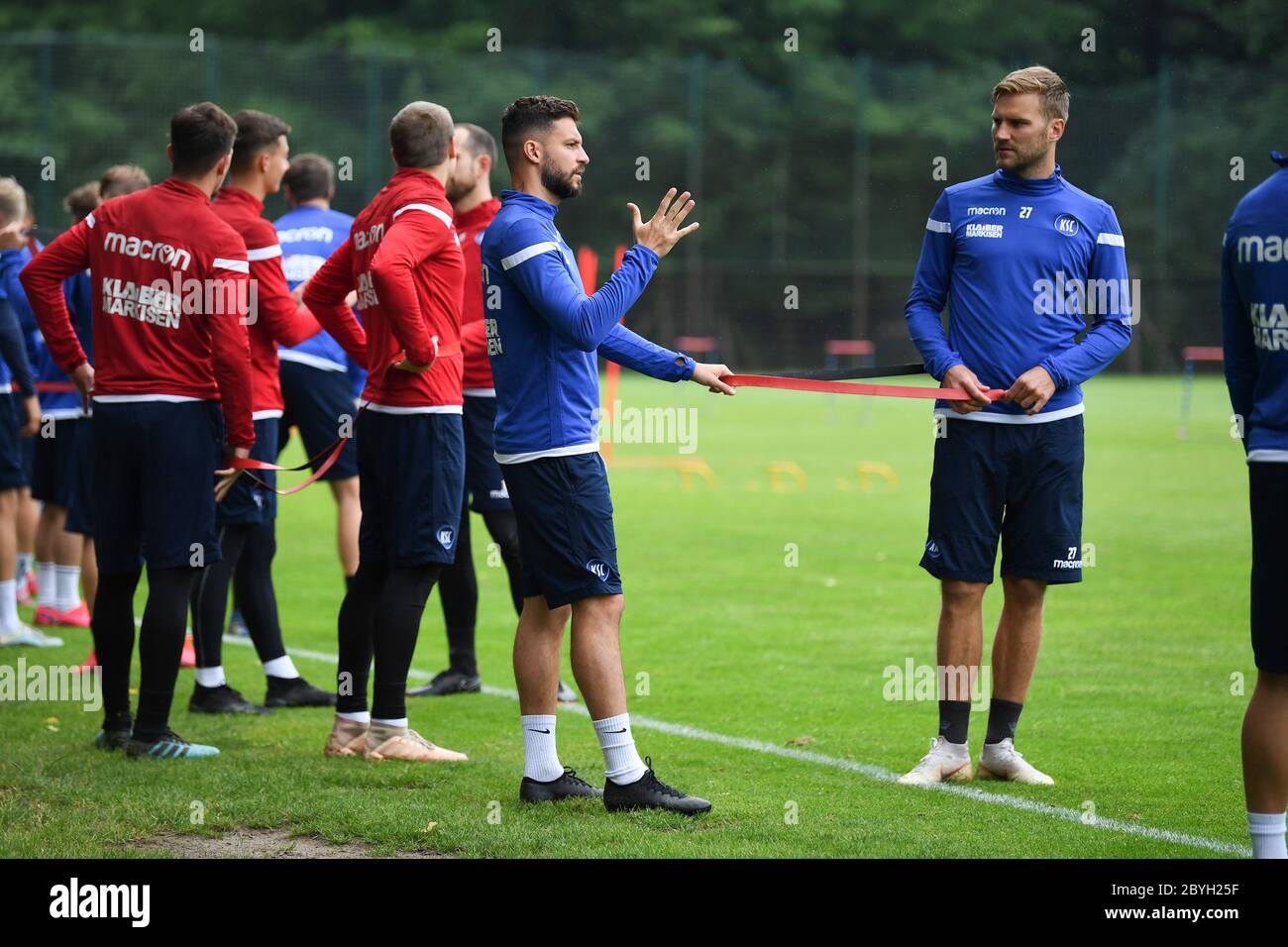 Marco Djuricin (KSC) parla con Lukas Grozurek (KSC). GES/Football/2° Bundesliga: Allenamento di Karlsruher SC, 10.06.2020 Calcio: 2° Lega: Sessione di allenamento di Karlsruher SC, 10 giugno 2020 | utilizzo in tutto il mondo Foto Stock