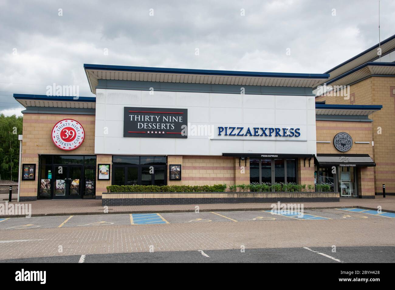 Sheffield UK – 13 2020 maggio: 39 trentanove deserti e Pizza Express Nando’s chiusi durante la chiusura del Covid-19 a Valley Centertainment Foto Stock