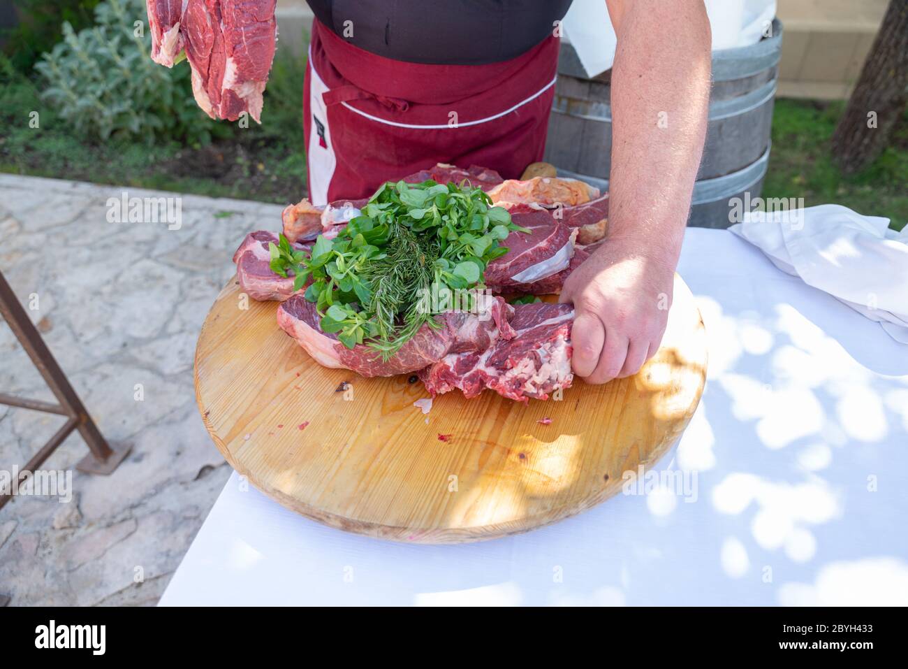 Un pezzo di carne alla griglia in una padella di ghisa con verdure, primo  piano Foto stock - Alamy