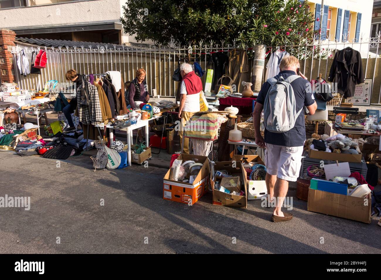 Mercato delle pulci della domenica, Dinard, Bretagna, Francia Foto Stock