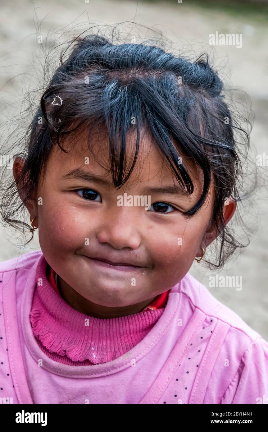 Nepal. Trekking di picco dell'isola. Scene colorate di strada con bambini piccoli dentro e intorno al Solu Khumbu principale commercio e Sherpa città di Namche Bazaar Foto Stock