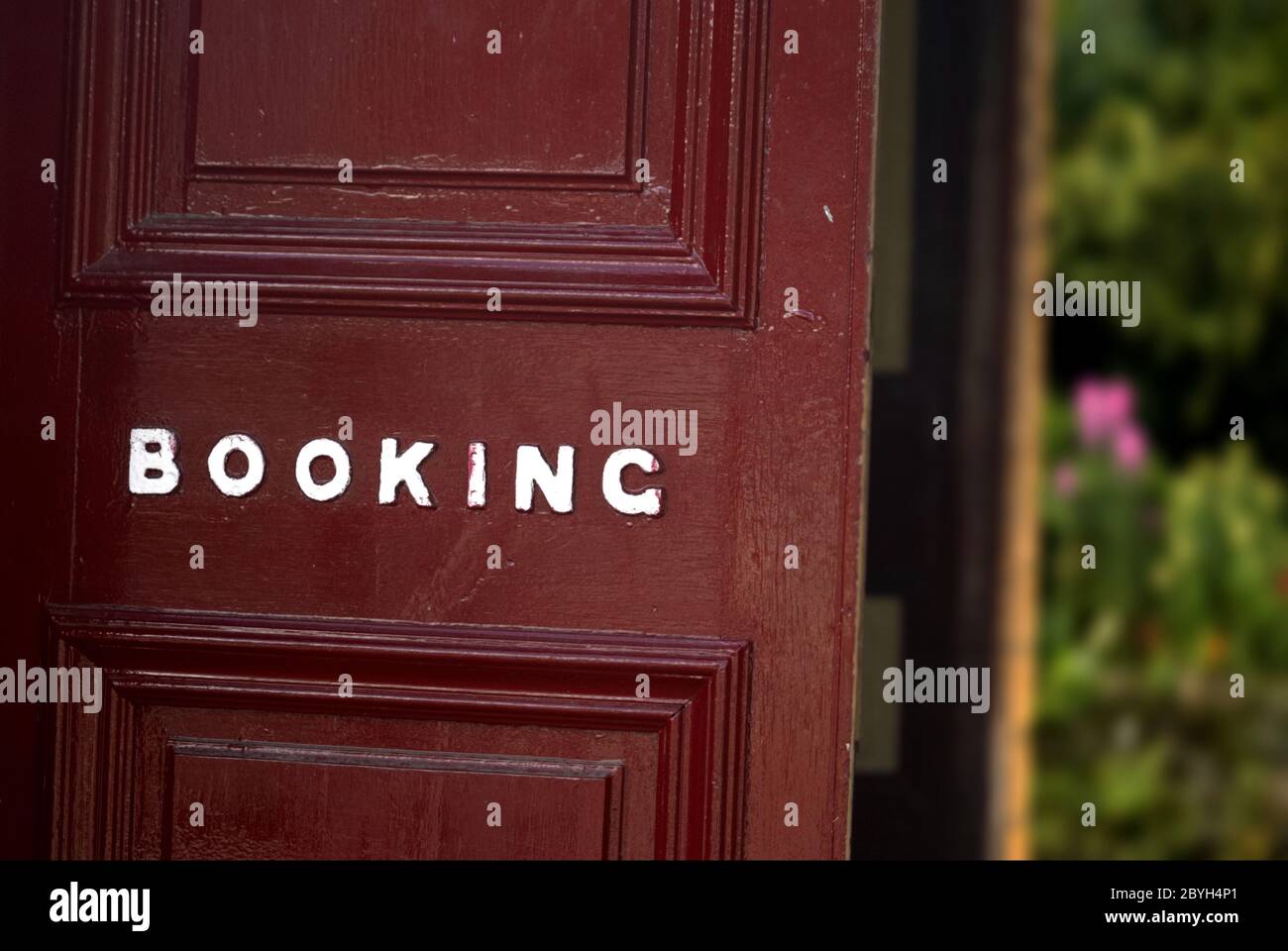 Prenotazione porta dell'ufficio, stazione di Haworth sulla ferrovia di Keighley & Worth Valley Foto Stock