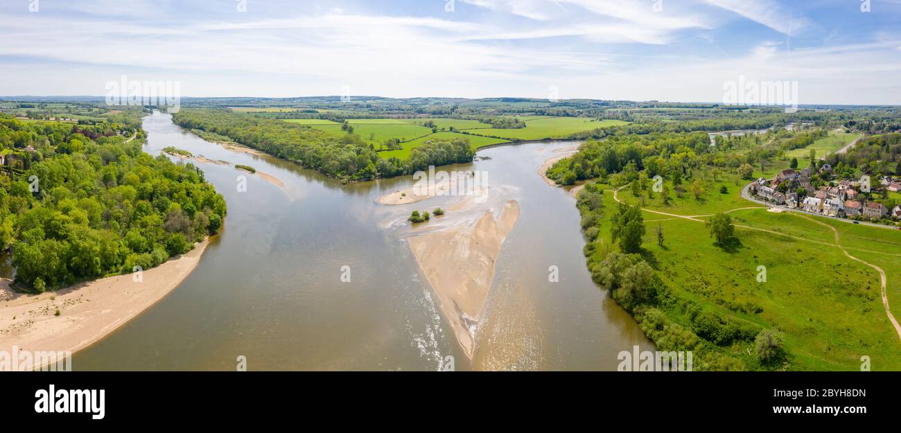 Francia, Cher, Berry, Cuffy, le Bec d'Allier, Bec d'Aliier con il fiume Allier sulla destra e la Loira sulla sinistra (vista aerea) // Francia, Cher (18 Foto Stock