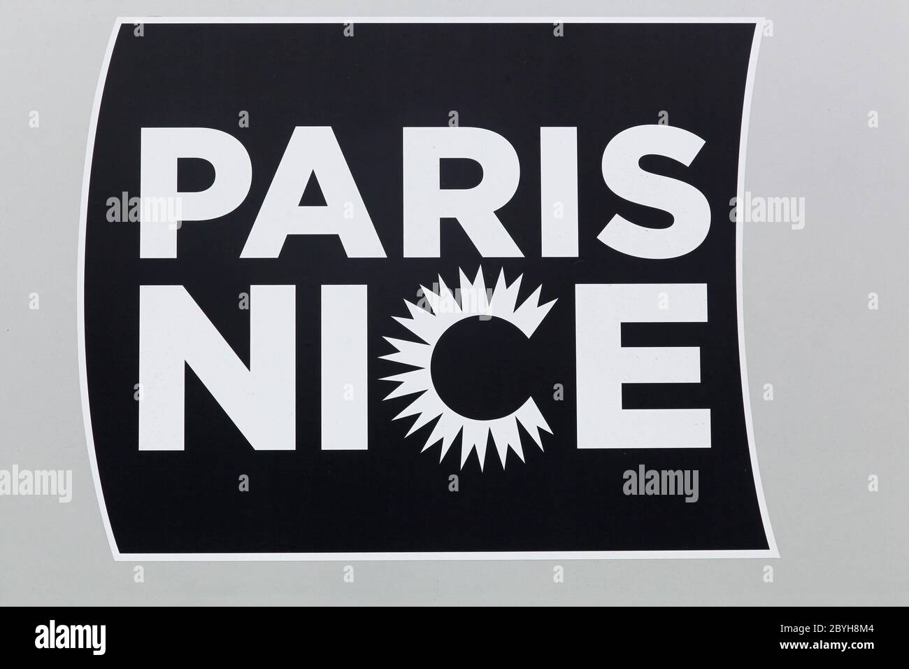 Odenas, Francia - 8 marzo 2017: Logo di Parigi-Nizza. Parigi-Nizza è una gara ciclistica professionale in Francia Foto Stock