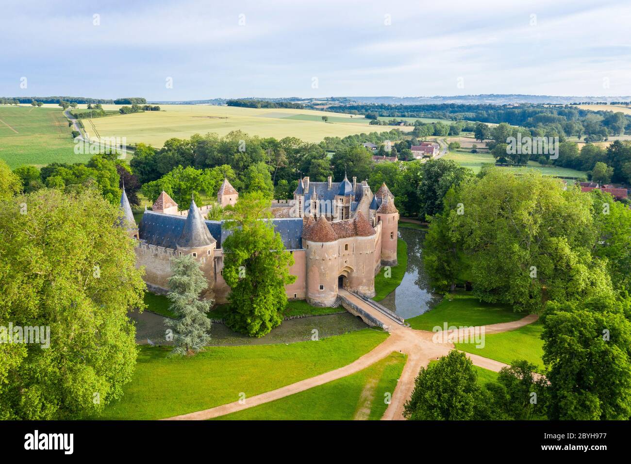 Francia, Cher, Berry, Route Jacques Coeur, Ainay le Vieil, Chateau d'Ainay le Vieil (vista aerea) // Francia, Cher (18), Berry, Route Jacques Coeur, Ain Foto Stock