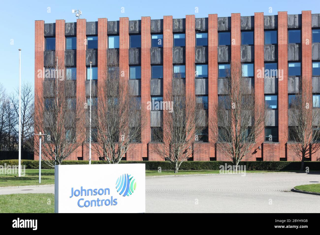 Holme, Danimarca - 26 marzo 2017: Johnson controlla l'edificio degli uffici. Johnson Controls è un conglomerato multinazionale americano Foto Stock