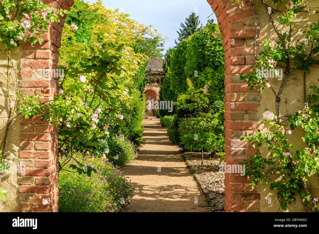 Francia, Cher, Berry, Route Jacques Coeur, Ainay le Vieil, Chateau d'Ainay le Vieil, castlel giardini, Chartreuses // Francia, Cher (18), Berry, Rout Foto Stock