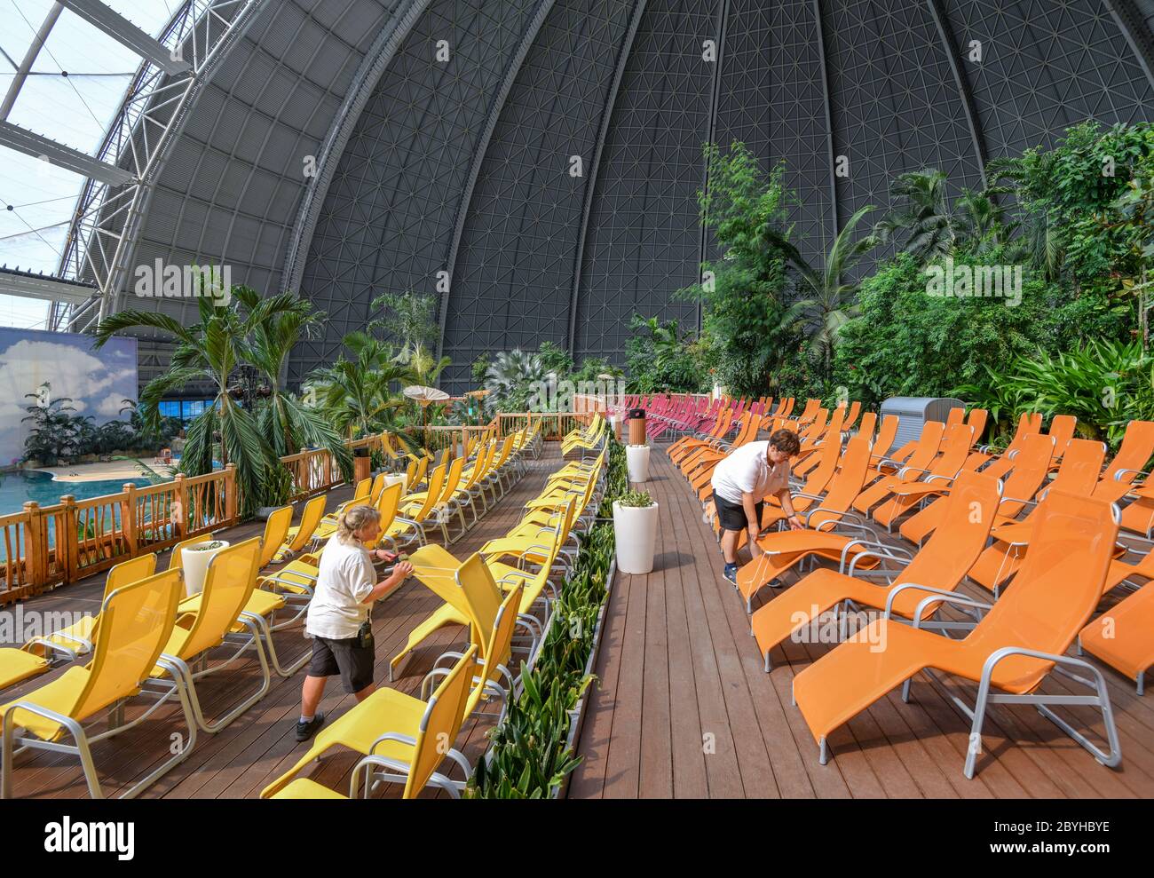 10 giugno 2020, Brandenburg, Krausnick: I dipendenti bloccano i lettini individuali al parco a tema delle isole tropicali per rispettare le norme sulla distanza. Secondo le proprie dichiarazioni, il più grande mondo di vacanze tropicali d'Europa riprenderà le attività degli ospiti dal 15.06.2020. Il parco divertimenti era stato chiuso per tre mesi a causa del virus corona. Attualmente, nelle isole tropicali si stanno preparando in modo definitivo per la riapertura. Il concetto è dimezzare la capacità in modo che vi sia spazio sufficiente per ogni ospite per mantenere le normative sulla distanza. Fino a nuovo avviso, i biglietti giornalieri sono disponibili solo online. Foto Stock