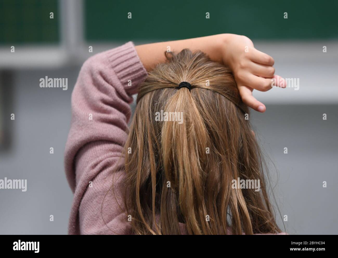 Wiesbaden, Germania. 10 Giugno 2020. Un allievo della classe 4c della scuola elementare Robert Schumann riferisce per classe. Credit: Arne Dedert/dpa/Alamy Live News Foto Stock