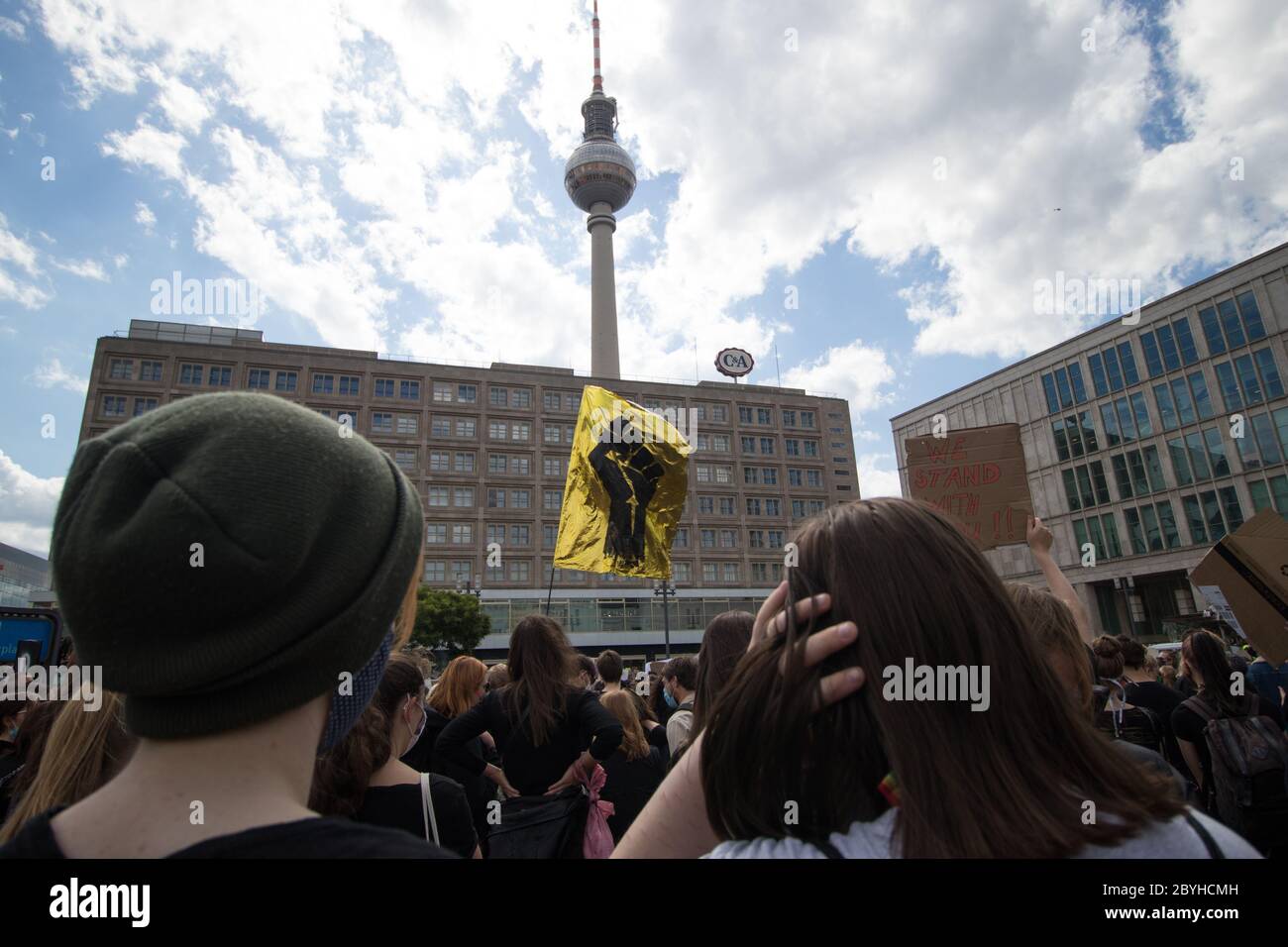 Migliaia di persone si sono riunite ad Alexanderplatz per una protesta contro la questione Black Lives il 6 giugno 2020 a Berlino, Germania. Foto Stock