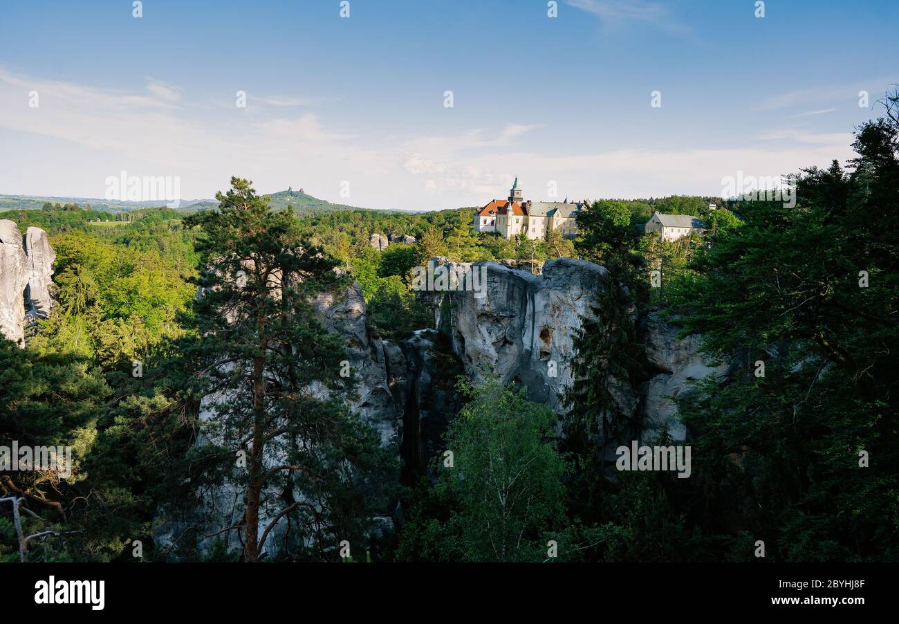 Punto panoramico sulla città di pietra arenaria vicino al Castello di Hruba Skala nel paradiso bohemien, Repubblica Ceca. Paesaggio primaverile del Paradiso Boemo Foto Stock