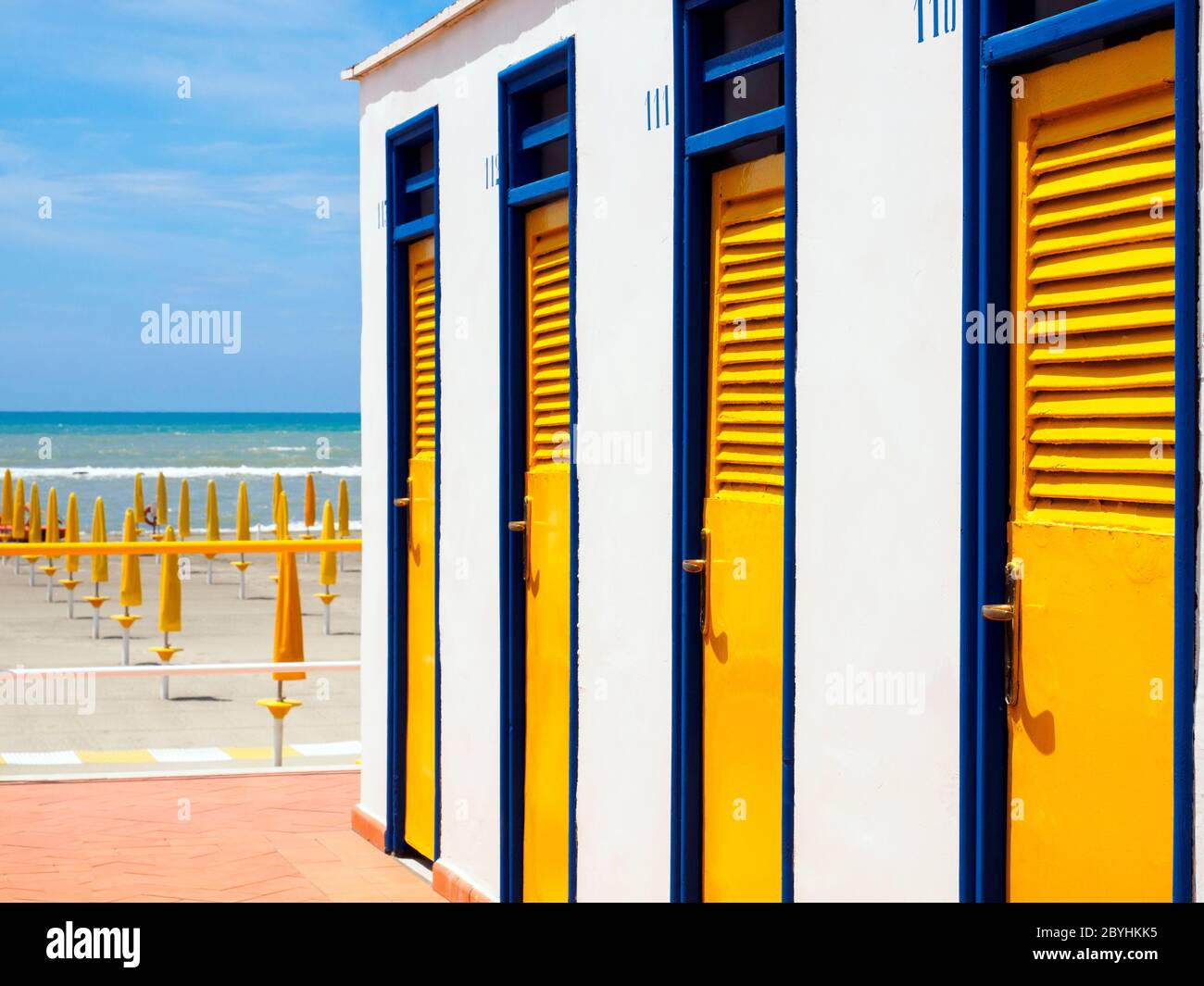 Porte cabina spiaggia di un resort in Ostia Lido - Roma, Italia Foto stock  - Alamy