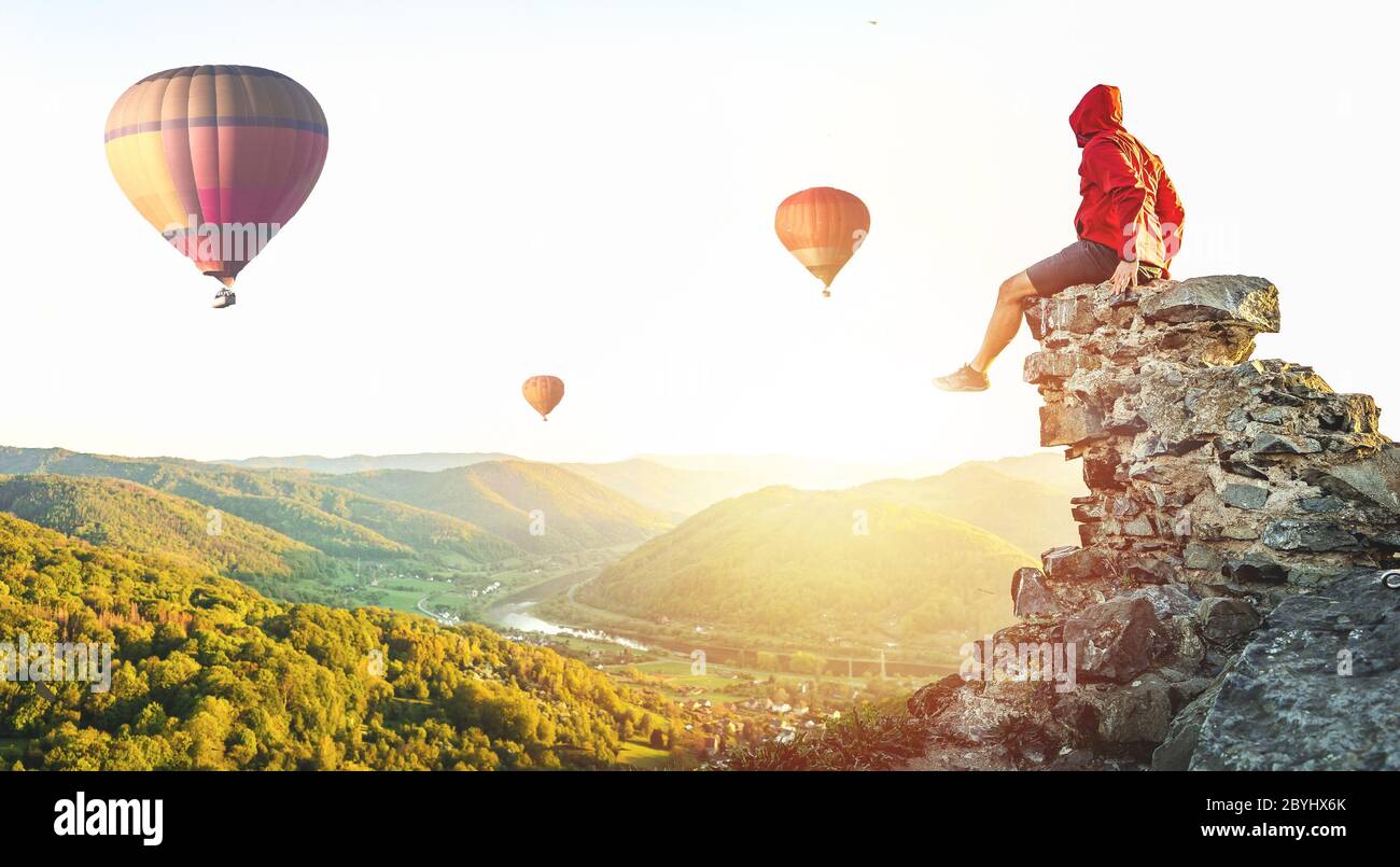 Rischio di uomo sul bordo. Turisti che guardano i baloon. La grande attrazione turistica dei posti migliori per volare con mongolfiere. Concetto di avventura. Foto Stock