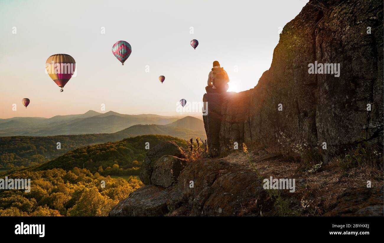 Rischio di uomo sul bordo. Turisti che guardano i baloon. La grande attrazione turistica dei posti migliori per volare con mongolfiere. Concetto di avventura. Foto Stock