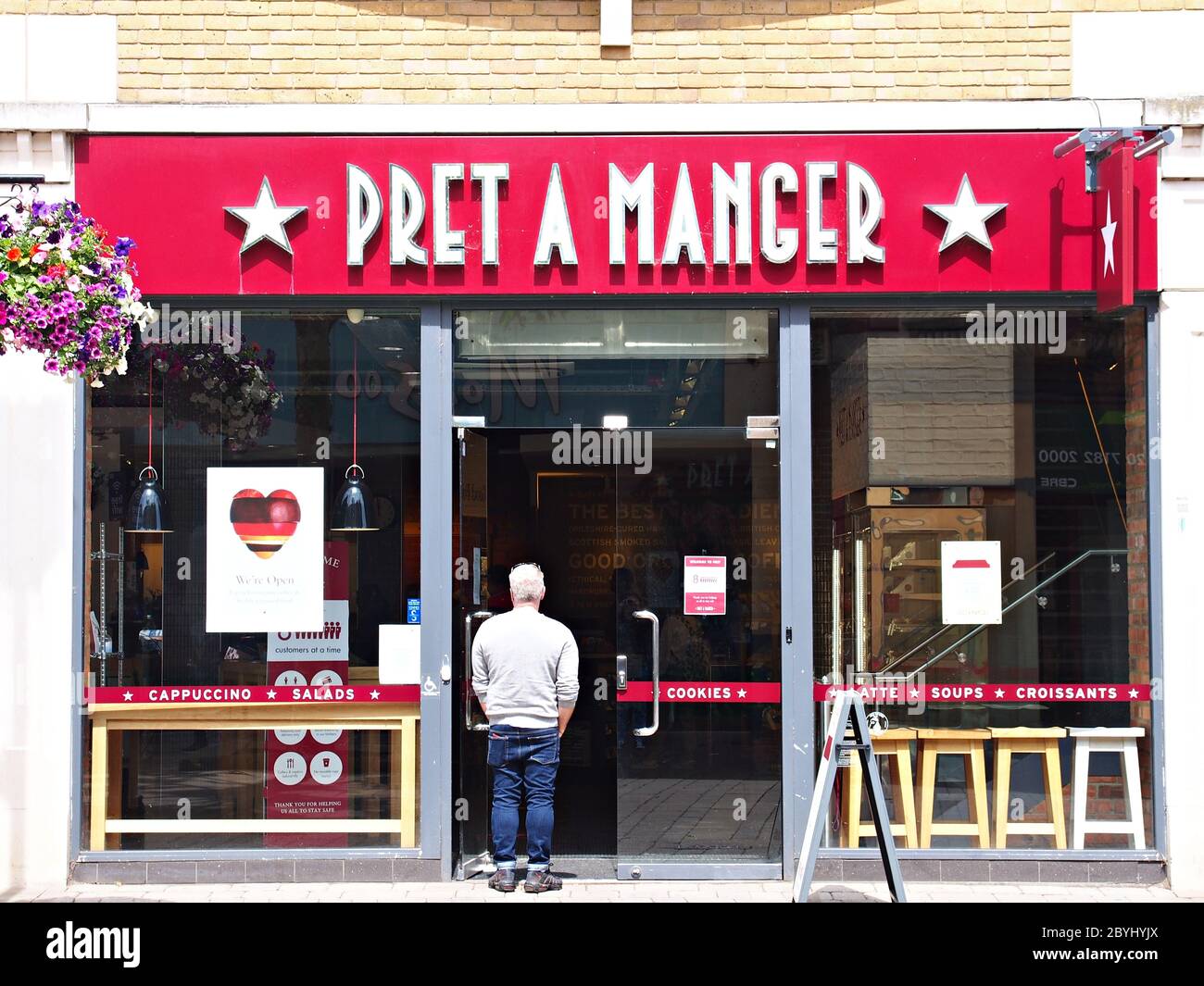 Il Pret a Manger Cafe apre a Staines Upon Thames Surrey UK Foto Stock