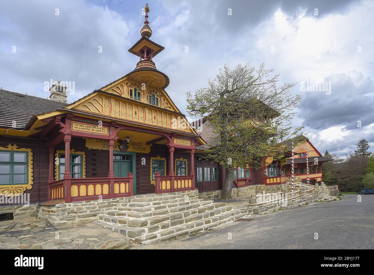 Ricostruito (ricostruito) cottage Libusin dopo essere stato bruciato nel 2014 a Pustevny, il centro turistico più popolare in Beskid montagna, Repubblica Ceca, Jun Foto Stock