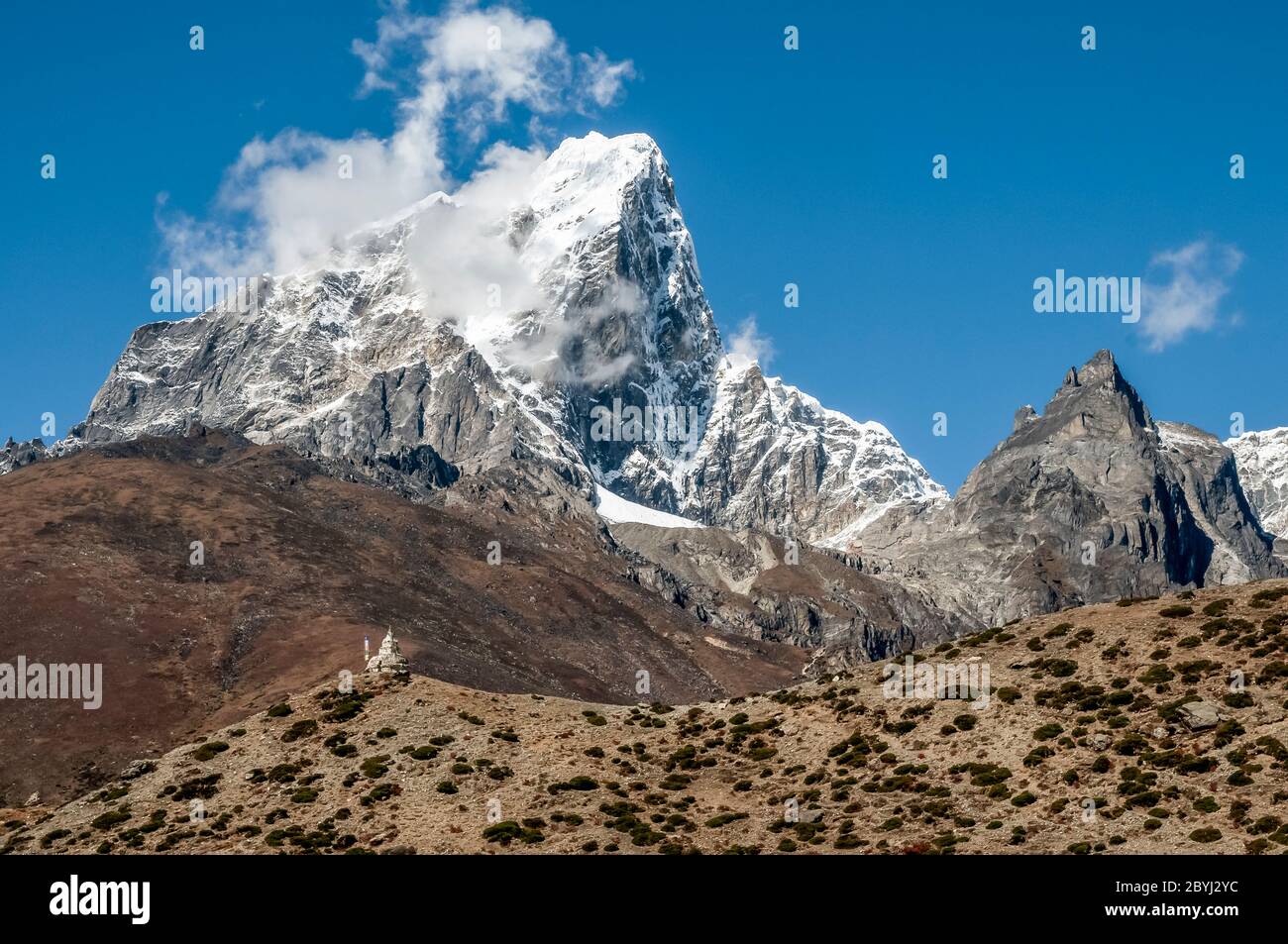 Nepal. Trekking di picco dell'isola. La formidabile cima di Taboche da sopra il villaggio di Dingboche Foto Stock