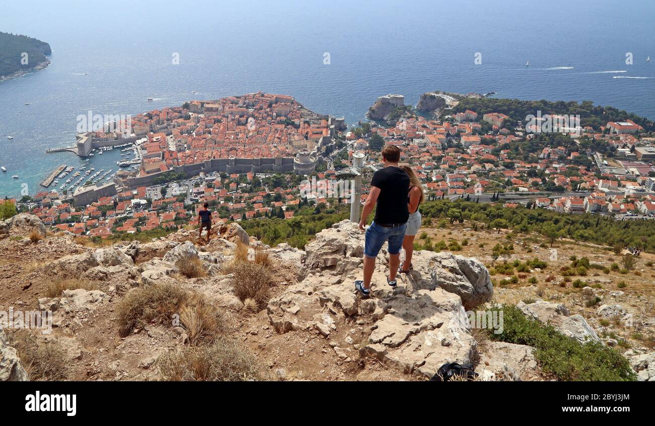 I turisti scattano foto da una posizione sopra la città vecchia di Dubrovnik in Croazia Foto Stock