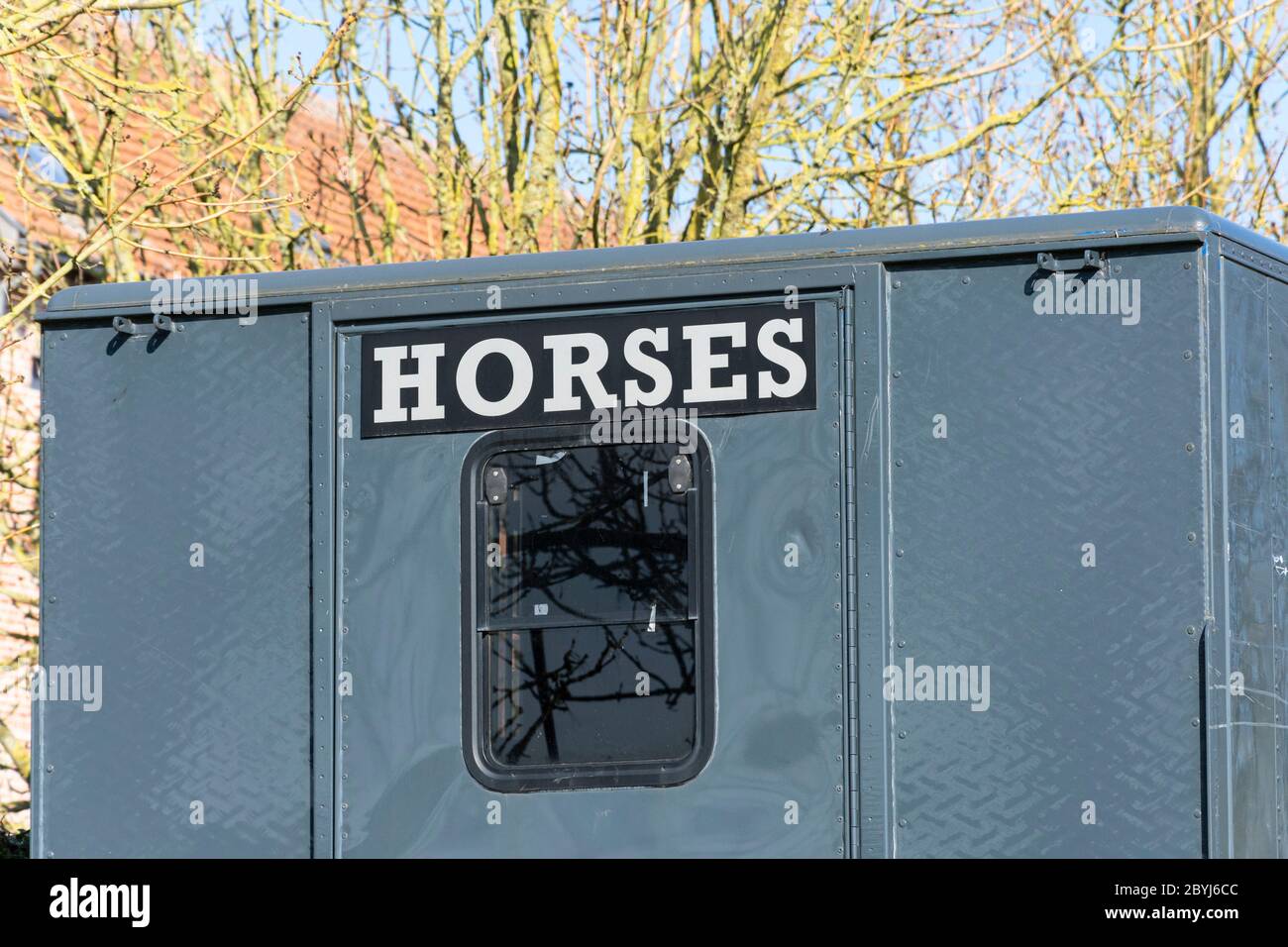 Box per cavalli con porta e finestra con l'iscrizione cavalli Foto Stock
