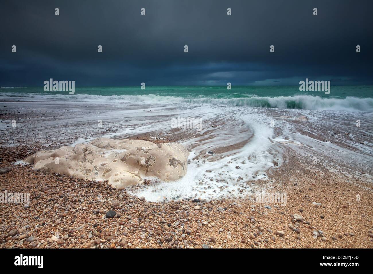 L'oceano Atlantico ondeggia sulla spiaggia di rosky Foto Stock