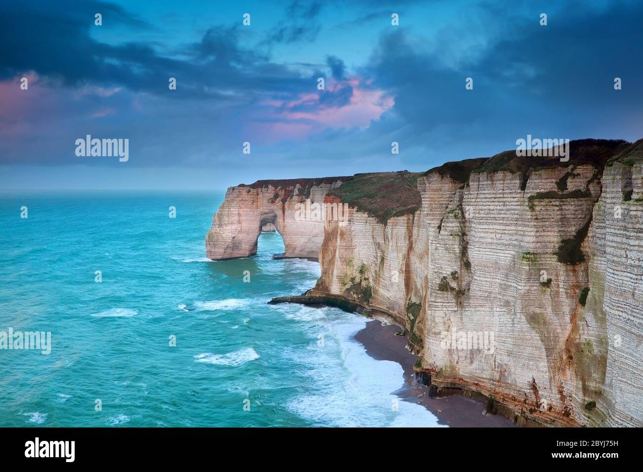 scogliera rocciosa in acque azzurre dell'oceano Foto Stock