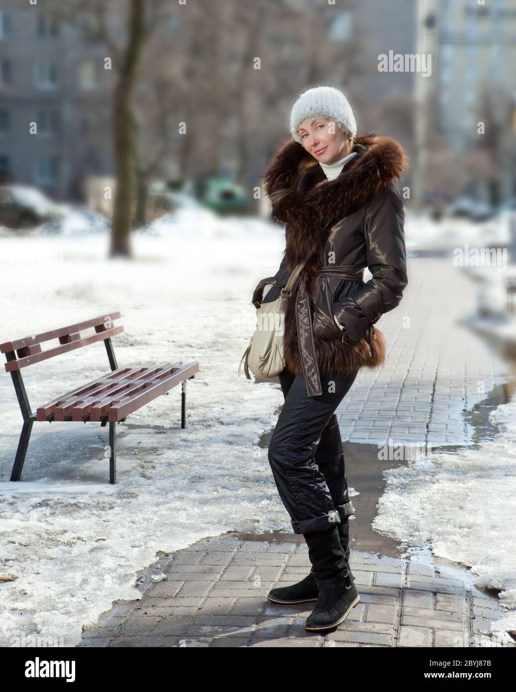 La giovane donna in giacca con un colletto di pelliccia su t Foto Stock