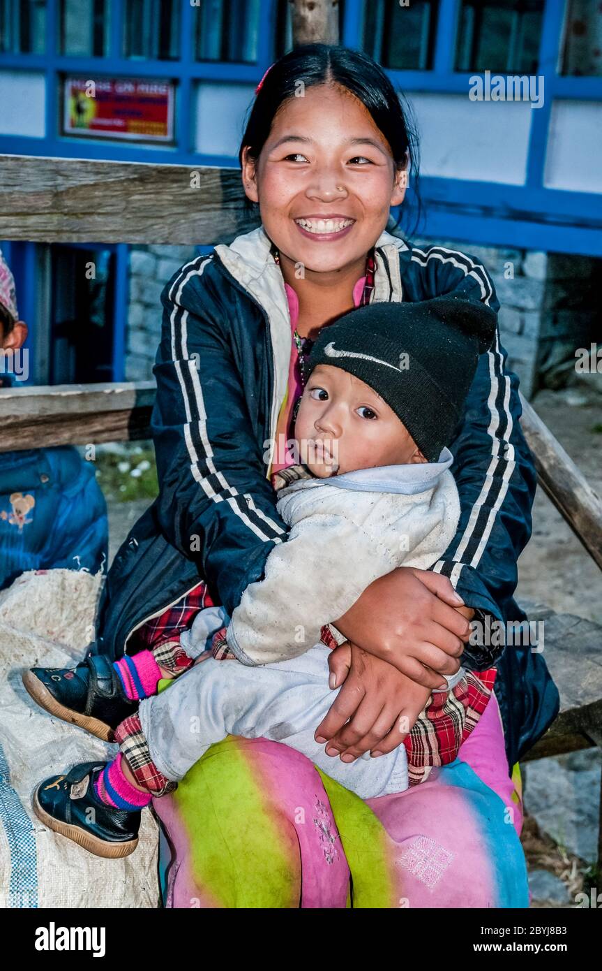Nepal. Trekking di picco dell'isola. Un macellaio in visita dimostra le sue capacità di aspettare i clienti di Sherpa signora. La carne è un vero piacere per le famiglie in quella che è una dieta vegetariana di base. Il macellaio ha portato due lontre intere zampe di una mucca di Jak lungo il fegato animale dalla città di Lukla diverse ore a piedi di distanza visitando tutte le piccole comunità fino a quando non c'è nulla di più della carne. Anche le ossa saranno usate per fare zuppa-brodo poi successivamente messo in polvere per fornire fertilizzante Foto Stock