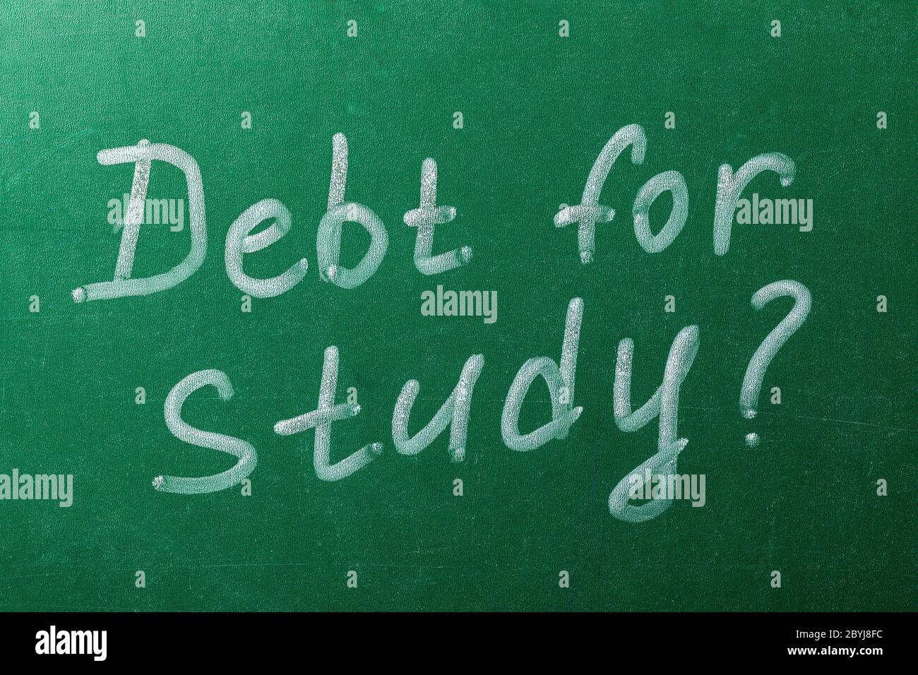 L'iscrizione è gesso sul consiglio scolastico. Concetto sul debito di studio Foto Stock