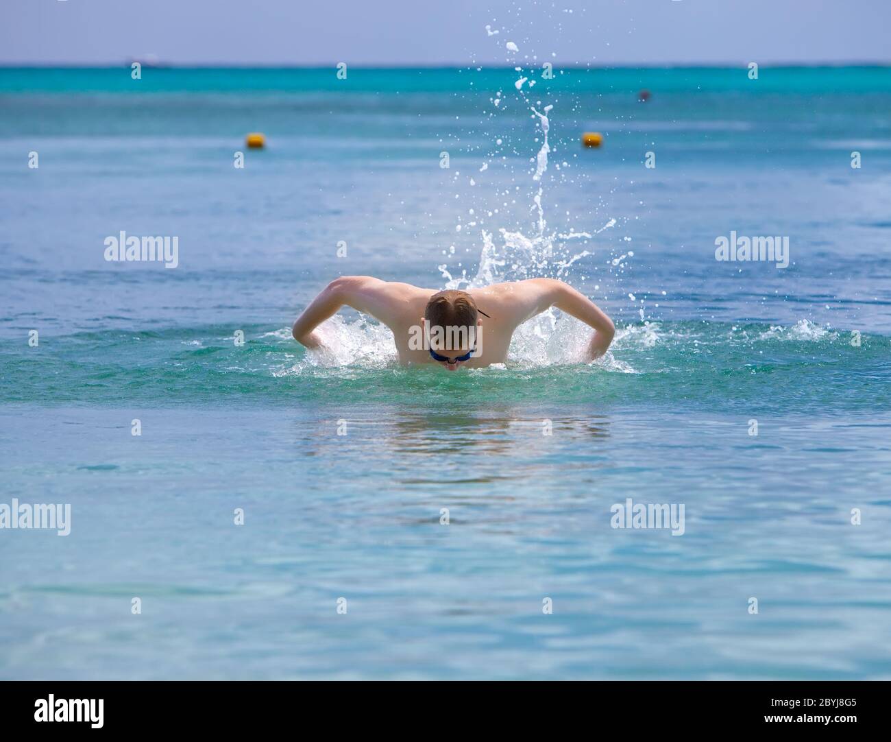 l'uomo sportivo nuota in mare farfalla colpo sty Foto Stock