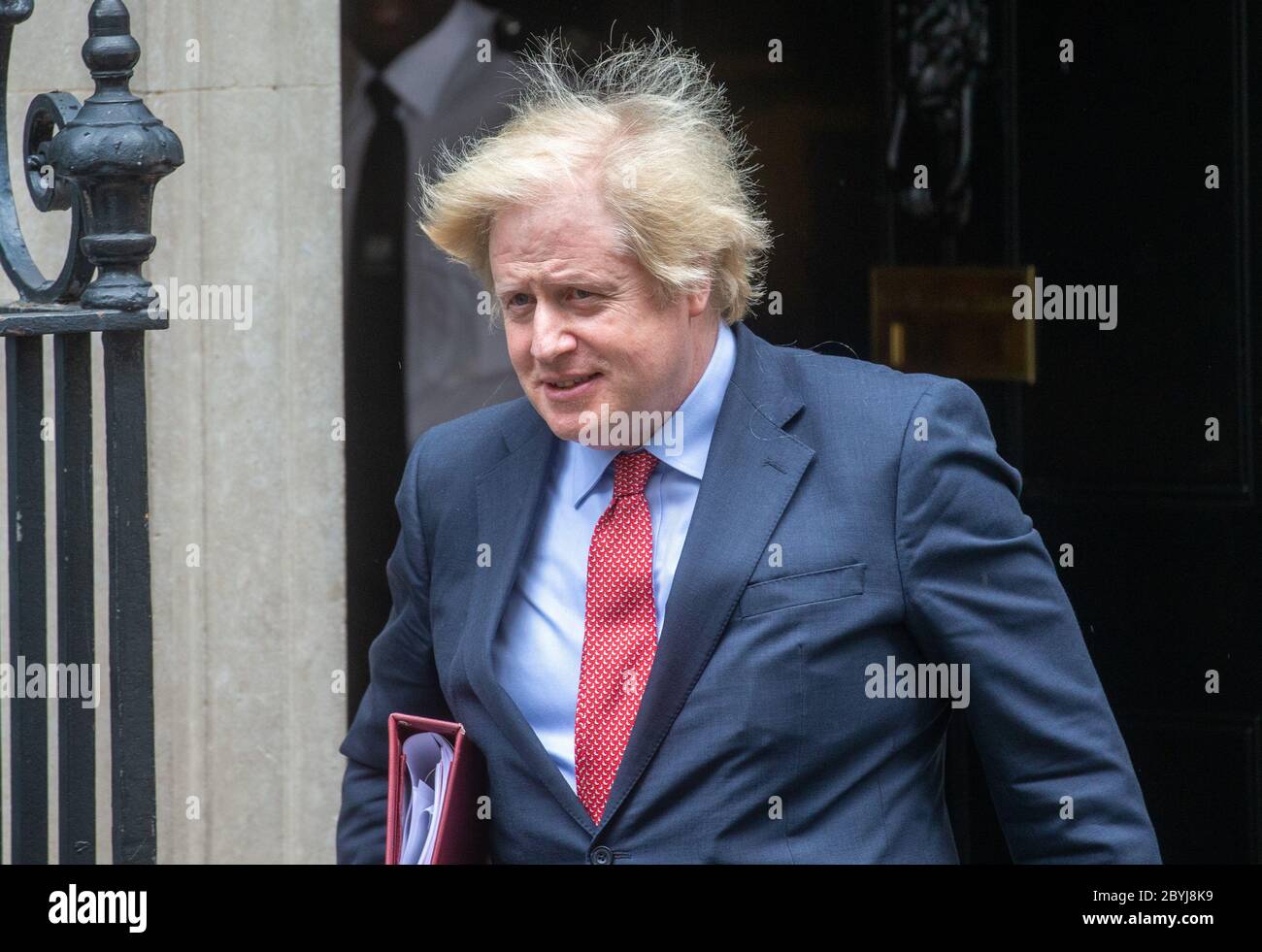 Londra, Regno Unito. 10 Giugno 2020. Il primo ministro Boris Johnson lascia 10 Downing Street per le interrogazioni del primo ministro al Parlamento. Dovrà affrontare le domande di Keir Starmer attraverso la scatola di spedizione. Credit: Tommy London/Alamy Live News Foto Stock