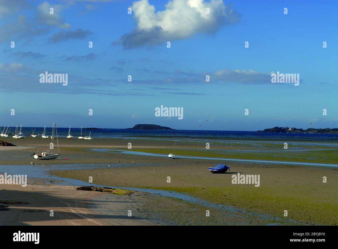 Paesaggio arround Saint-Jacut-de-la-Mer in Bretagna, in Francia con bassa marea con le barche che si trovano sulla sabbia Foto Stock