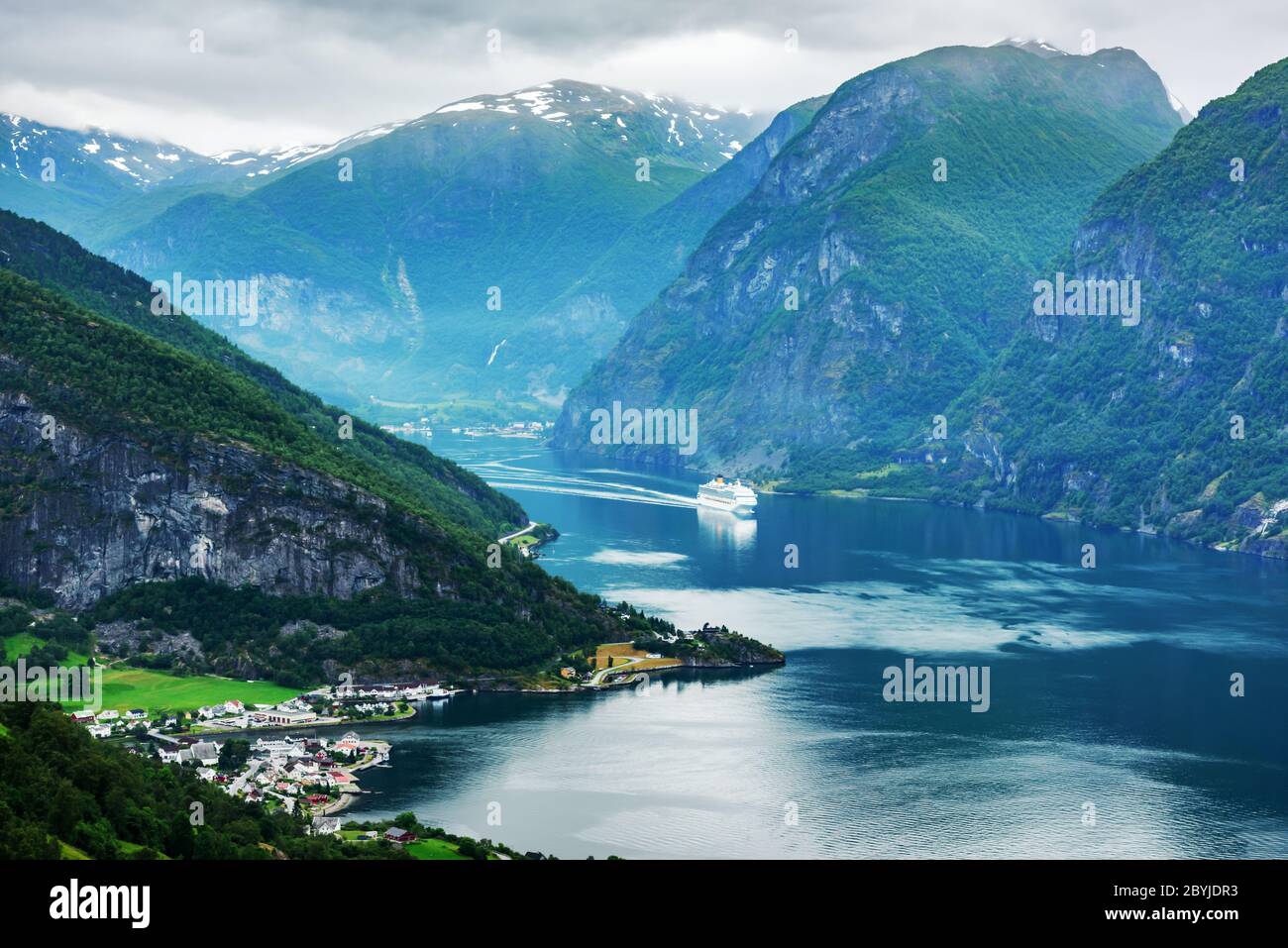 Vista mozzafiato del fiordo di Sunnylvsfjorden e della nave da crociera, vicino al villaggio di Geiranger nella Norvegia occidentale. Fotografia di paesaggio Foto Stock