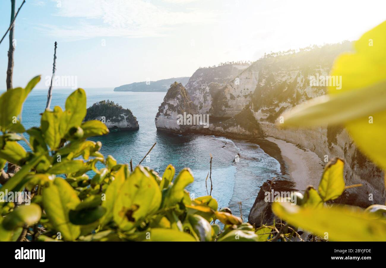 Splendida vista sulla Diamond Beach bagnata da un mare turchese durante una splendida alba. Spiaggia vuota chiusa a Bali, Indonesia. Foto Stock