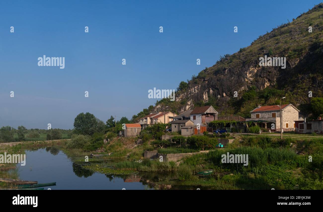Un piccolo villaggio su una collina vicino ad un lago in Montenegro Foto Stock