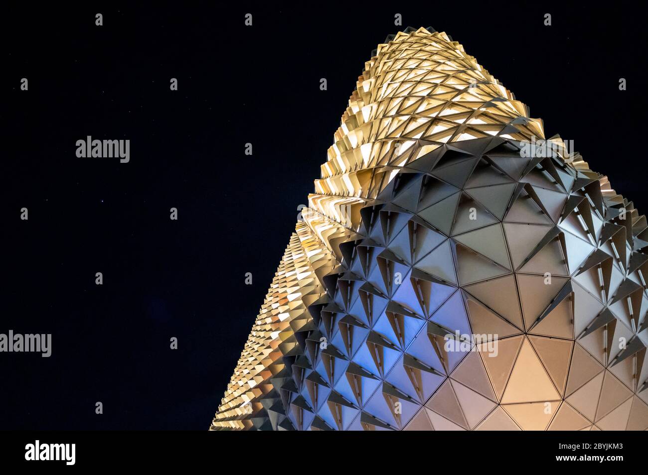 Edificio SAHMRI di notte (Istituto di Salute e Ricerca Medica Australiana Meridionale) - Adelaide, Australia Meridionale Foto Stock