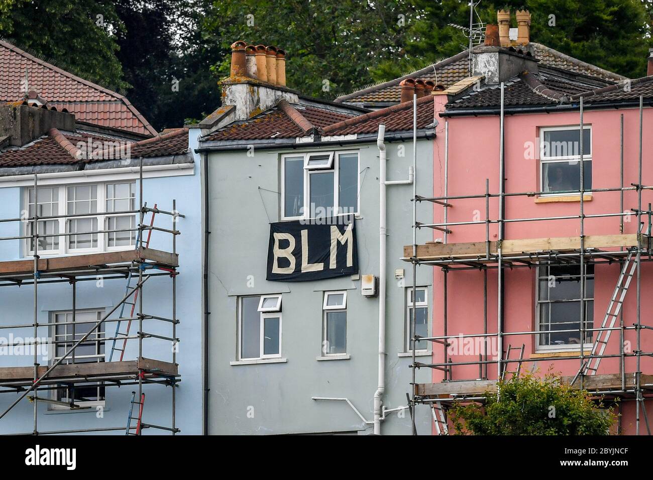 Un banner Black Lives Matter è appeso a una casa di Hotwells, Bristol, a seguito di una serie di proteste Black Lives Matter che si sono svolte in tutto il Regno Unito nel fine settimana. Le proteste sono state scatenate dalla morte di George Floyd, ucciso il 25 maggio mentre era in custodia di polizia nella città americana di Minneapolis. Foto Stock