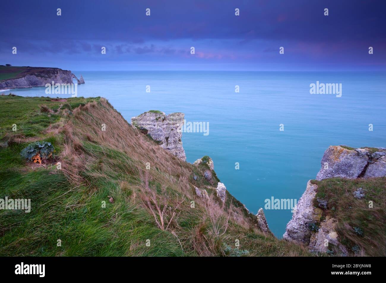 Scogliere nell'oceano Atlantico all'alba Foto Stock