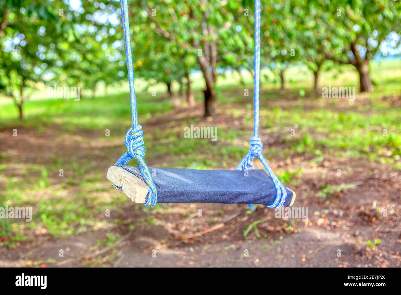 Altalena in legno nel giardino , parco giochi rustico con altalena fatta a  mano Foto stock - Alamy