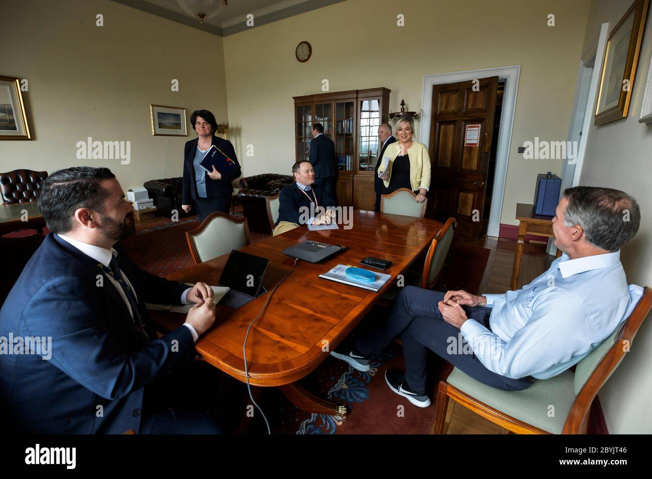 Dietro le quinte di Stormont durante la pandemia del covid-19 con (da sinistra a destra) Stephen McGlade DFM SPAD, primo ministro Arlene Foster, John Loughran DFM SPAD, Gordon Lyons Junior Minster a FM, Dr Phillip Weir FM SPAD, Vice primo ministro Michelle o'Neill con la sua giovane minster Declan Kearney, In carica del Vice primo Ministro. Foto Stock