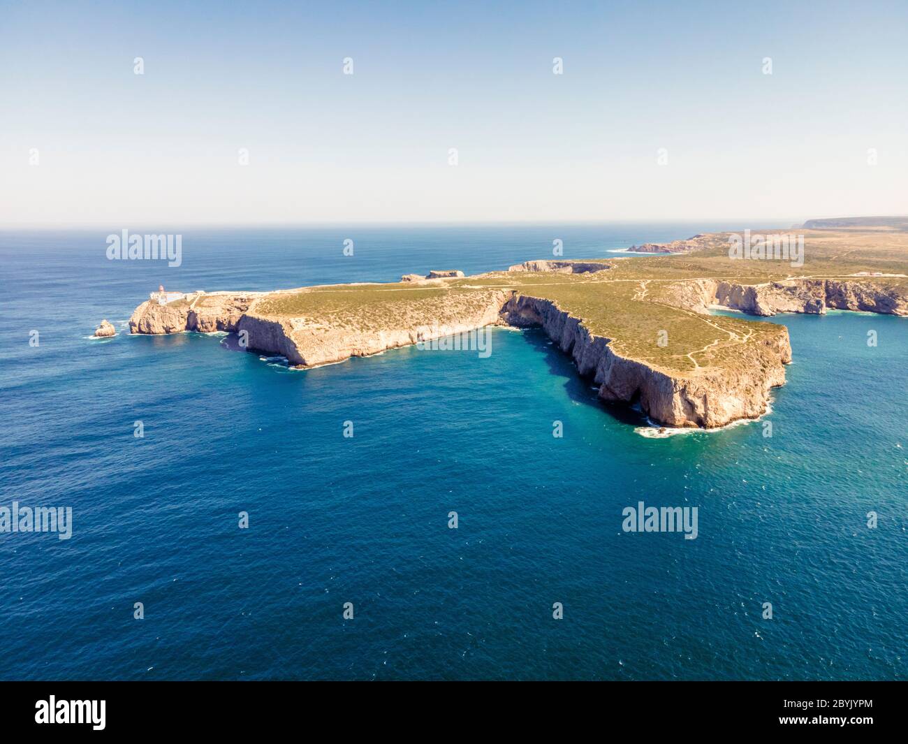 Splendido faro situato sulle alte scogliere di Saint Vincent Cape, Algarve, Portogallo Foto Stock