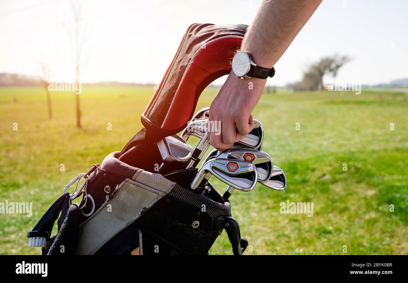 Golf club piloti su bellissimo campo da golf al tramonto, ora di alba. Foto Stock