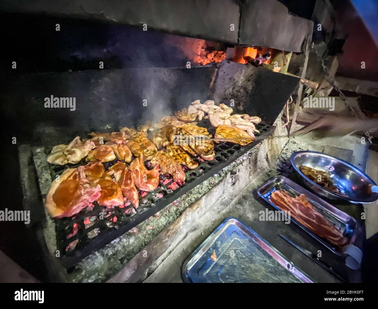 Un assortimento di carni cucinate al Mzoli's Meat Market , Città del Capo, Sud Africa Foto Stock